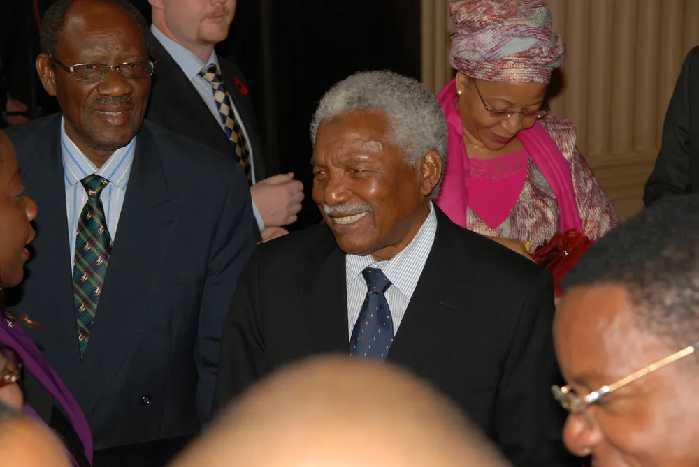Ali Hassan Mwinyi in 2009 with Joseph Butiku of the Mwalimu Nyerere Foundation