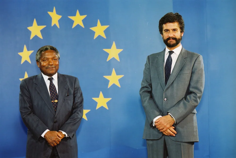 Ali Hassan Mwinyi standing beside Manuel Marín in front of the European flag